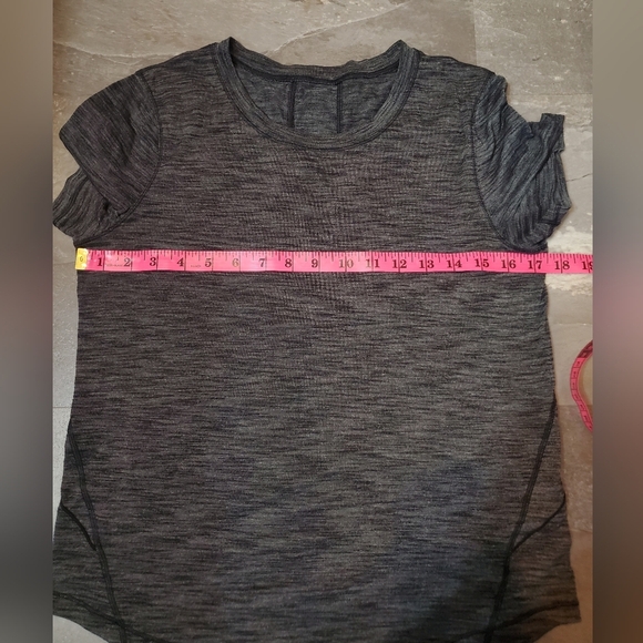 Lululemon Long Distance short sleeve shirt. Dark heathered grey/black. Size 6. - Picture 8 of 9